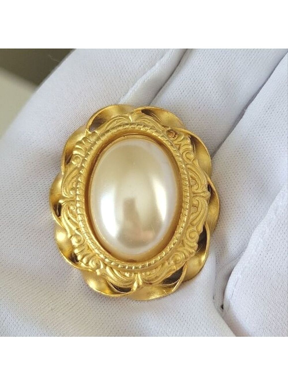 Vintage Matte Gold Tone Pearl Brooch #0174
